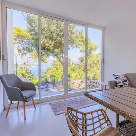 - Comfort Two-bedroom D9 Apartment Lumbarda